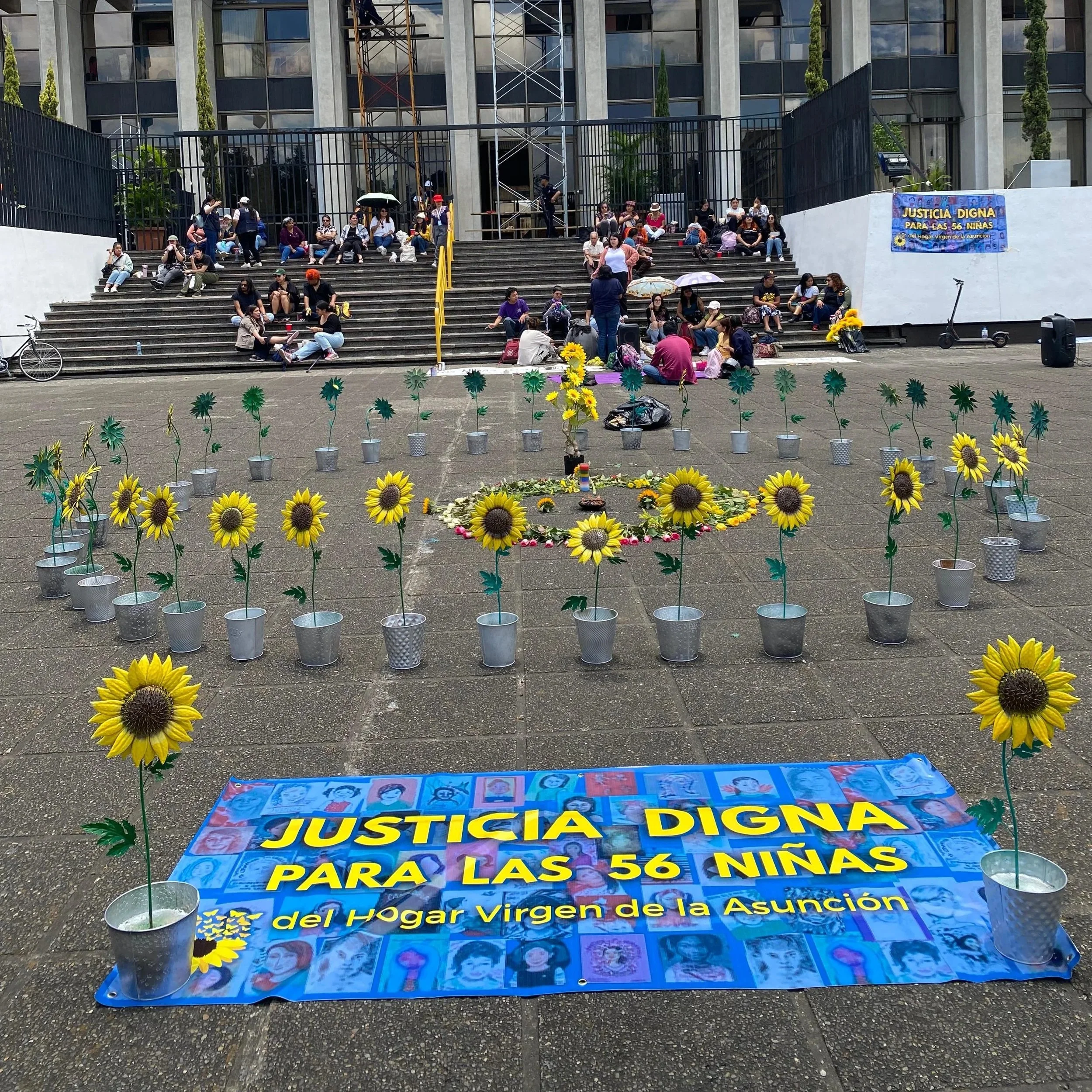  Incide Joven, Fundación Sobrevivientes, Mujeres Transformando el Mundo y Crisálidas son algunas de las organizaciones que se unieron para la acción simbólica de memoria por las niñas del Hogar “Seguro”.Crédito: Ana Alfaro  